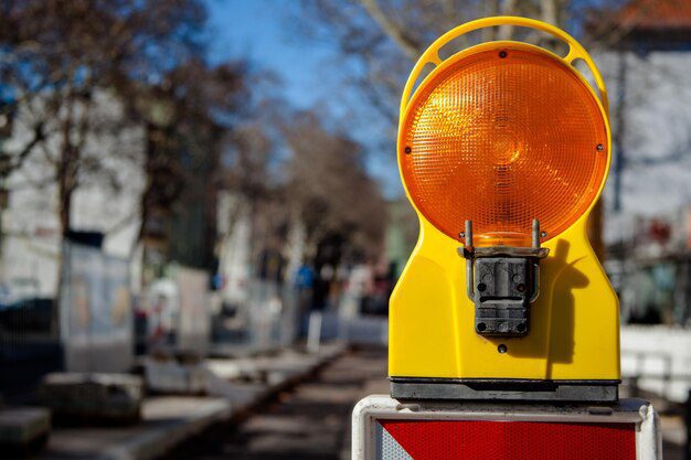Inovații în sistemele de iluminat și semnalizare pe santier