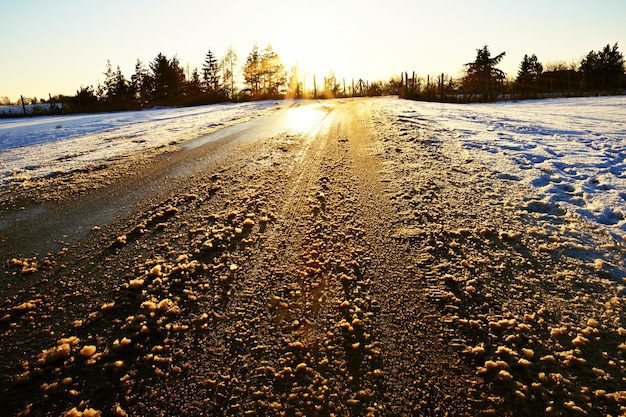 Asfalt pentru climă rece vs. climă caldă: diferențe și aplicații